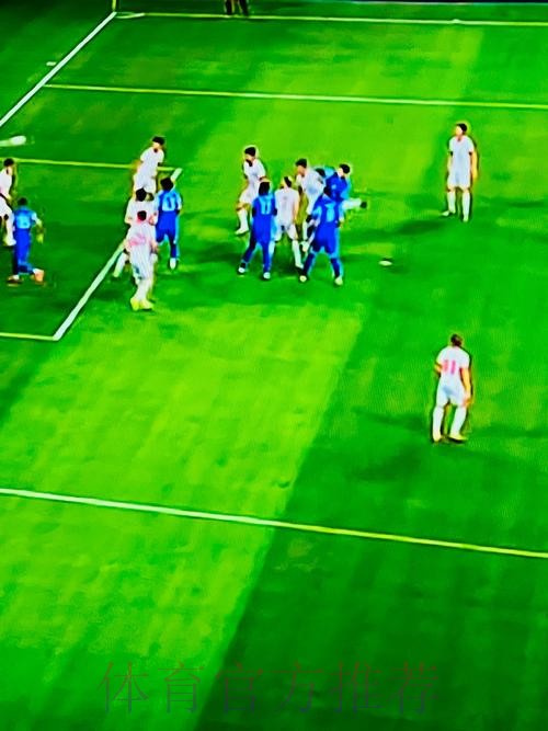 记者:欧足联应调查决赛前场外发生的那些耻辱事件 记者:欧足联应调查决赛前场外发生的那些耻辱事件